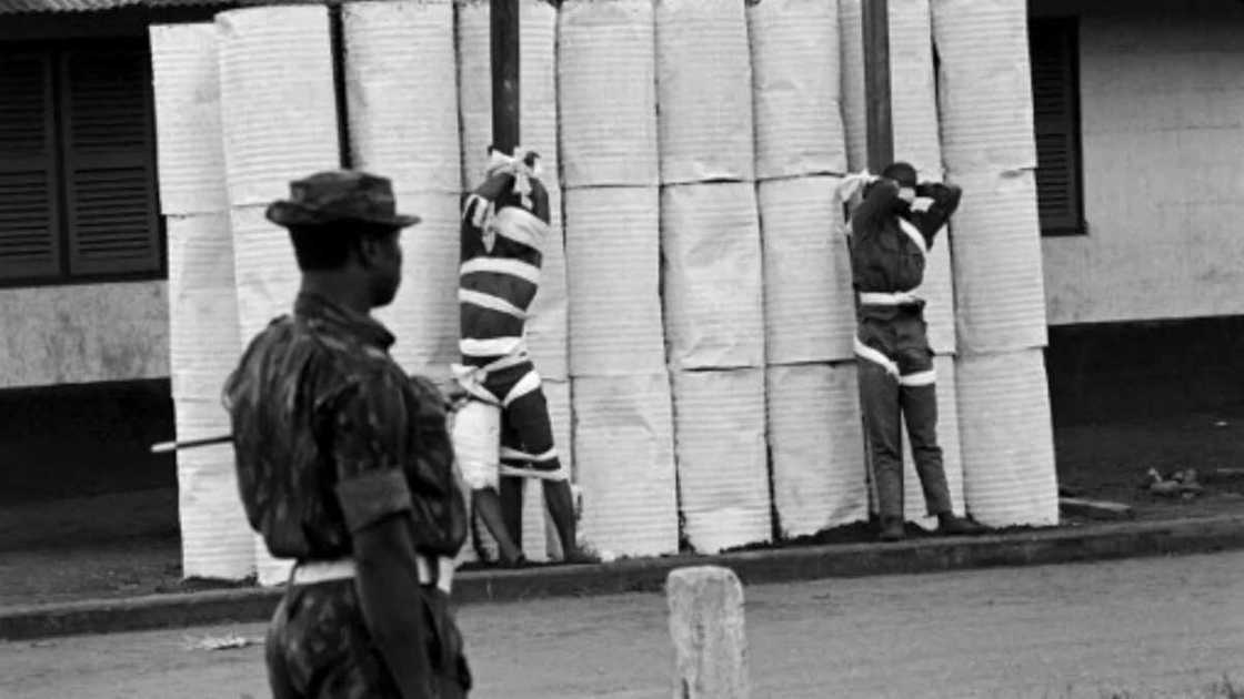 Two Nigerian federal army officers after their execution by the Biafran army, on July 02, 1968 during the war. / AFP PHOTO / Colin HAYNES