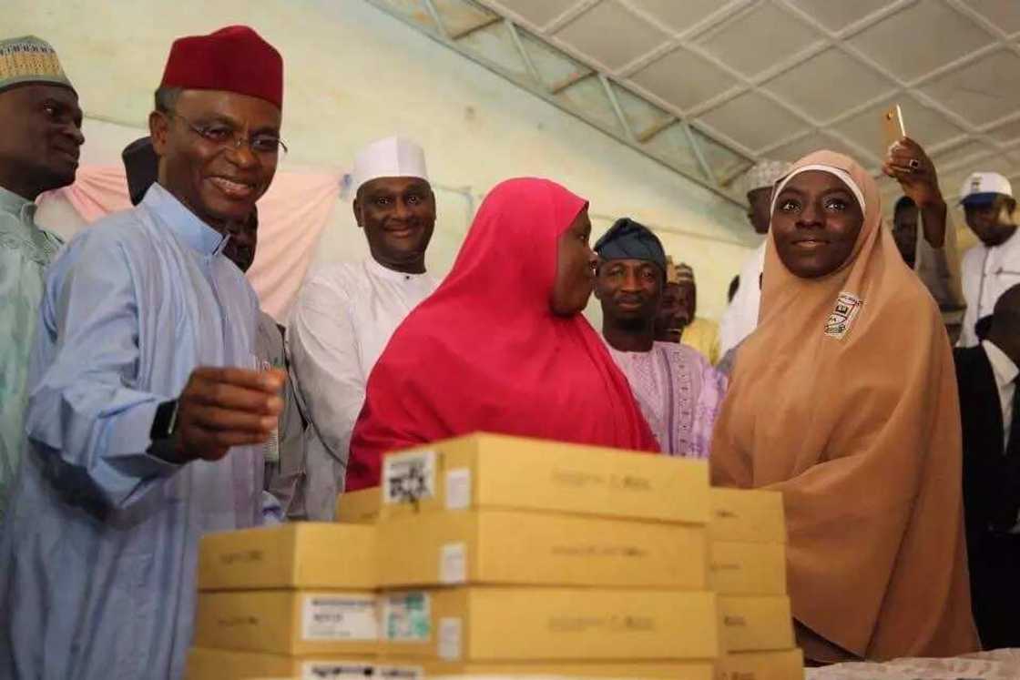 Labari cikin hotuna: Gwamna Nasir El-Rufa'i ya yi wa daliban wata makaranta bajinta Labari cikin hotuna: Gwamna Nasir El-Rufa'i ya yi wa daliban wata makaranta bajinta