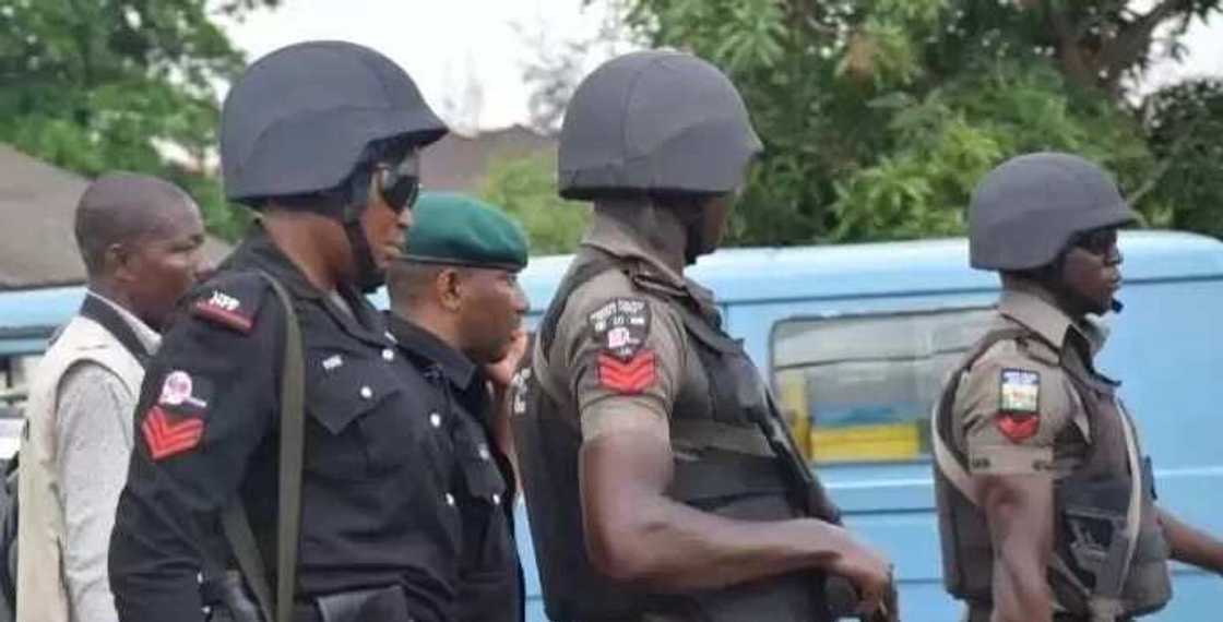 An kama wani dan kasuwa da ke safarar bindigogi daga kasashen waje zuwa Najeriya An kama wani dan kasuwa da ke safarar bindigogi daga kasashen waje zuwa Najeriya