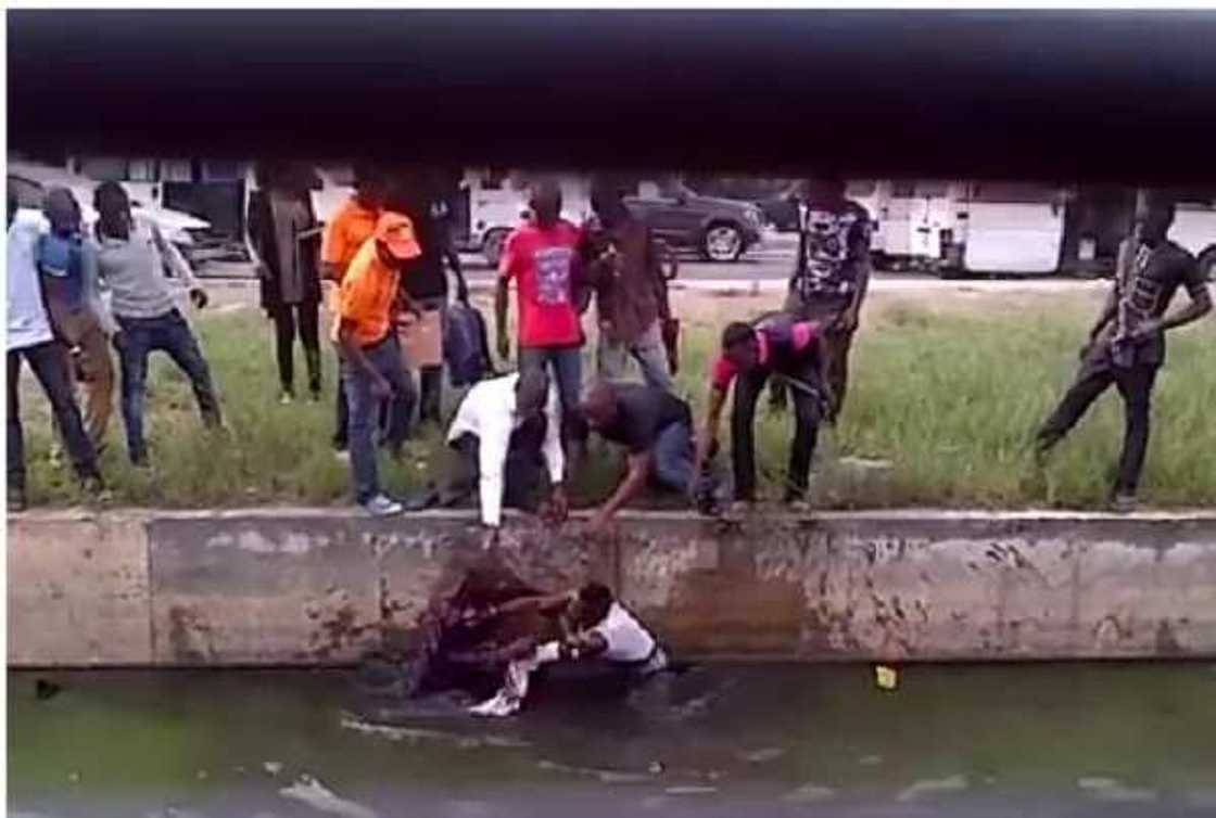 Abin dariya kuma abin tausayi, yaddda wani dan bas da fasinja suka daku da juna har cikin lambatu (Hotuna) Abin dariya kuma abin tausayi, yaddda wani dan bas da fasinja suka daku da juna har cikin lambatu (Hotuna)