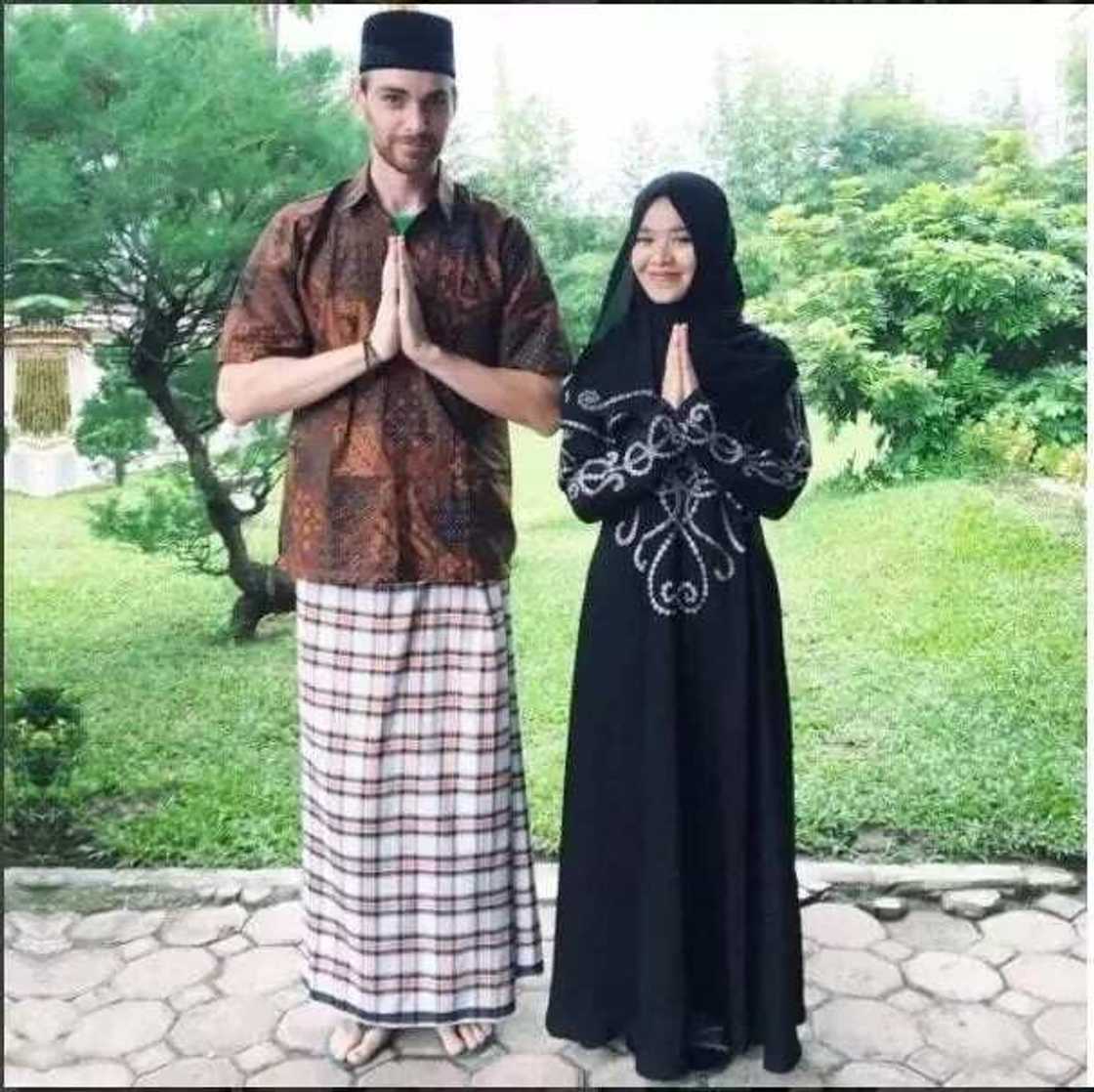 Bature ya Musulunta sanadiyar soyayya da Musulma kuma a karshe an shafa Fatiha Bature ya Musulunta sanadiyar soyayya da Musulma kuma a karshe an shafa Fatiha