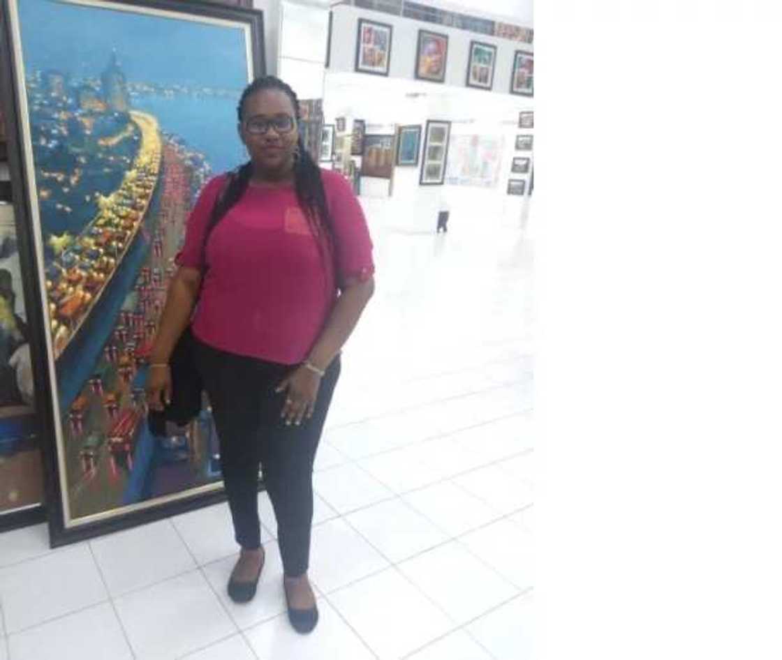 Nigerian lady recreates her mother’s NYSC photo Nigerian lady recreates her mother’s NYSC photo