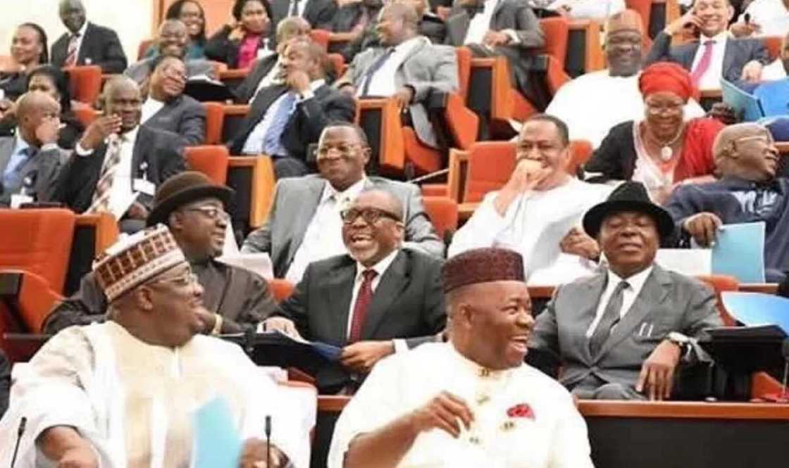 Wata kalma cikin wasikar Buhari ta saka sanatocin Najeriya kyalkyalewa da dariya Wata kalma cikin wasikar Buhari ta saka sanatocin Najeriya kyalkyalewa da dariya