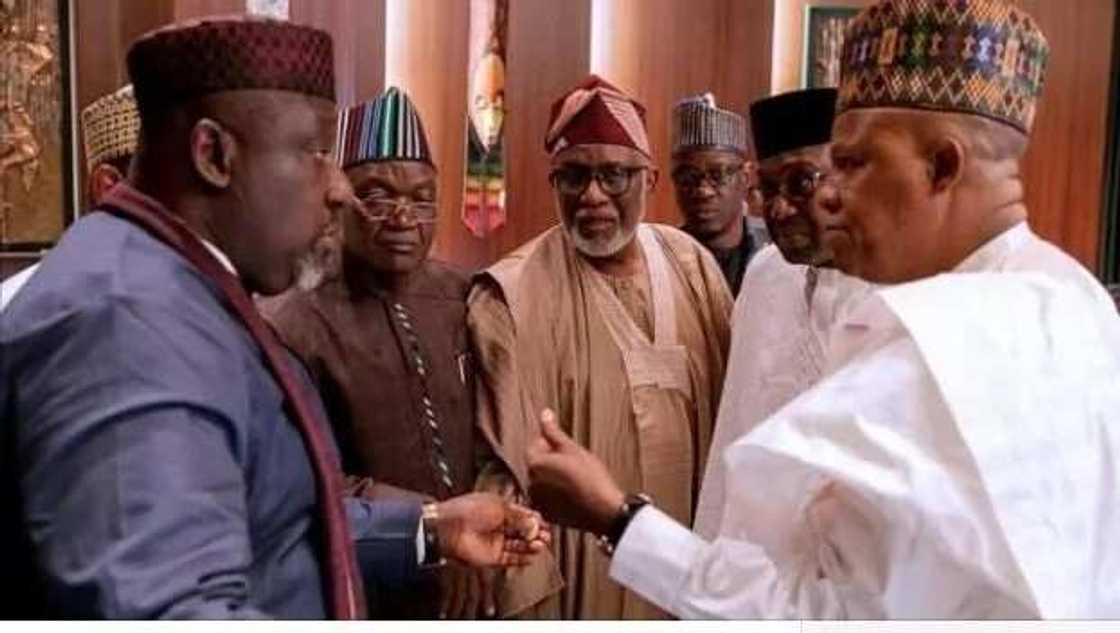 Yadda Gwamnonin APC suka kusa ba hammata iska a wurin taro Yadda Gwamnonin APC suka kusa ba hammata iska a wurin taro