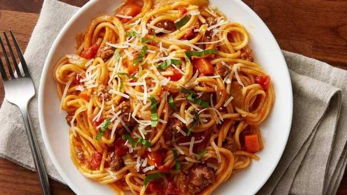 How to make spaghetti Bolognese with Dolmio How to make spaghetti Bolognese with Dolmio