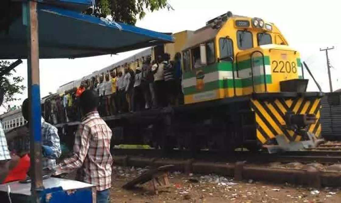 Da dumin sa: Jirgin kasa yayi hadari daga Abuja zuwa Kaduna, ya kashe wata mata Da dumin sa: Jirgin kasa yayi hadari daga Abuja zuwa Kaduna, ya kashe wata mata