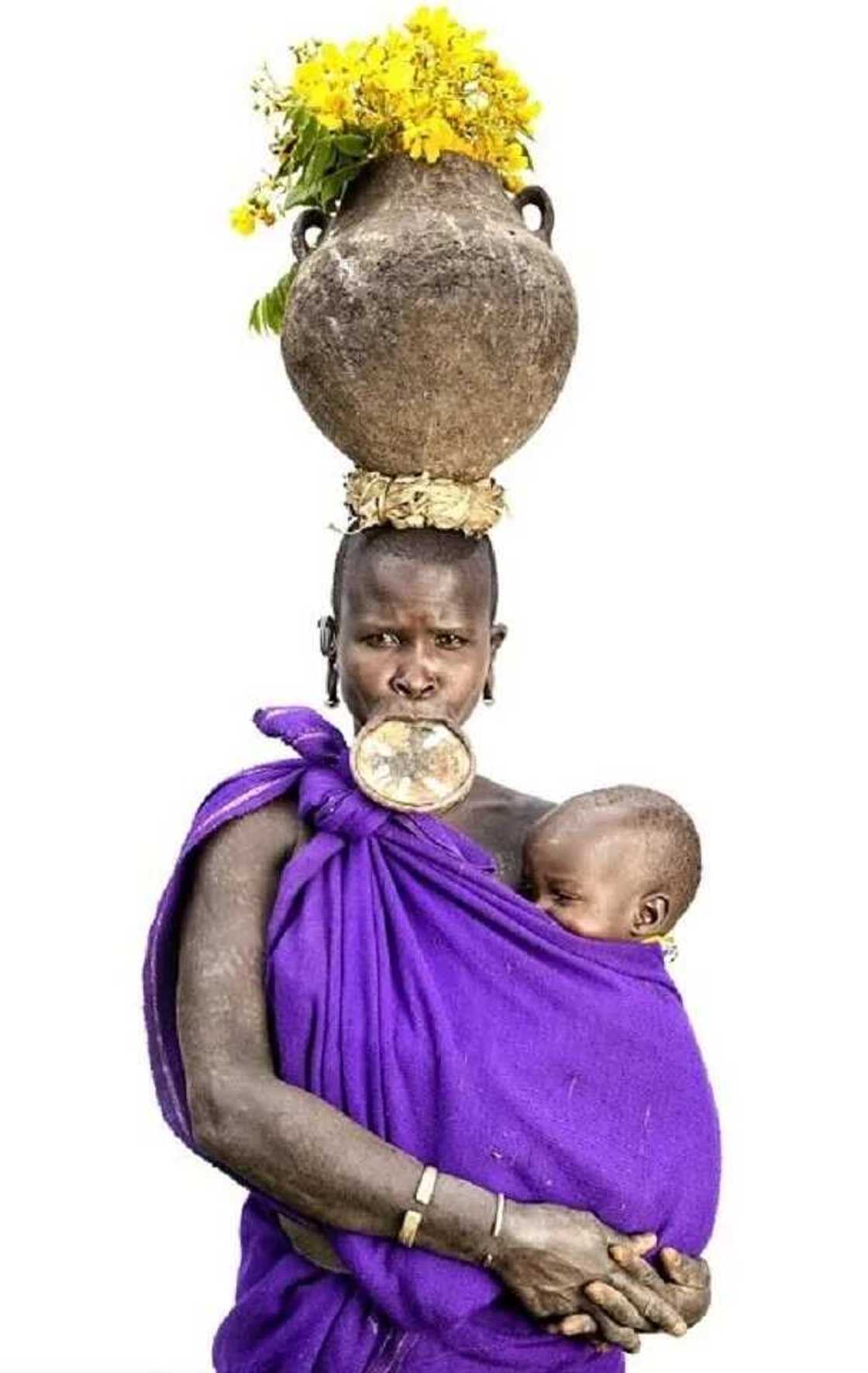 Allah ɗaya gari banban: kalli yadda ýan matan wata ƙabila a ƙasar Habasha ke yin kwalliya Allah ɗaya gari banban: kalli yadda ýan matan wata ƙabila a ƙasar Habasha ke yin kwalliya