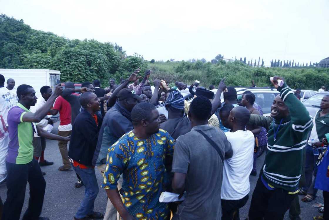 Hangen nasara: Magoya bayan PDP sun fara rera waka suna tikar rawar murna Hangen nasara: Magoya bayan PDP sun fara rera waka suna tikar rawar murna