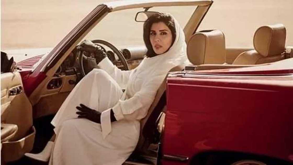 Hoton 'yar sarkin Makkah a cikin mota ya jawo ana yamutsa gashin baki Hoton 'yar sarkin Makkah a cikin mota ya jawo ana yamutsa gashin baki