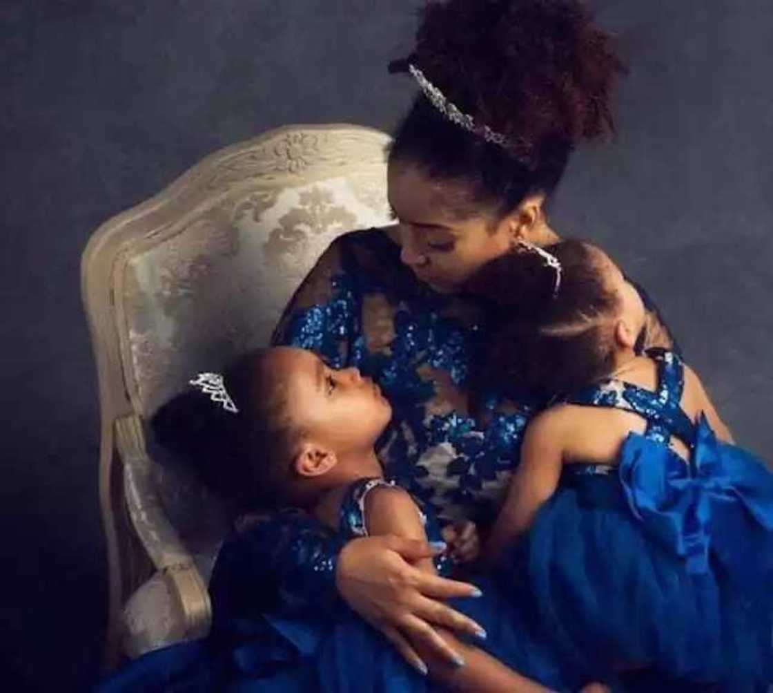 Kalli hotunan kyawawan iyaye tare da yayan su mata Kalli hotunan kyawawan iyaye tare da yayan su mata