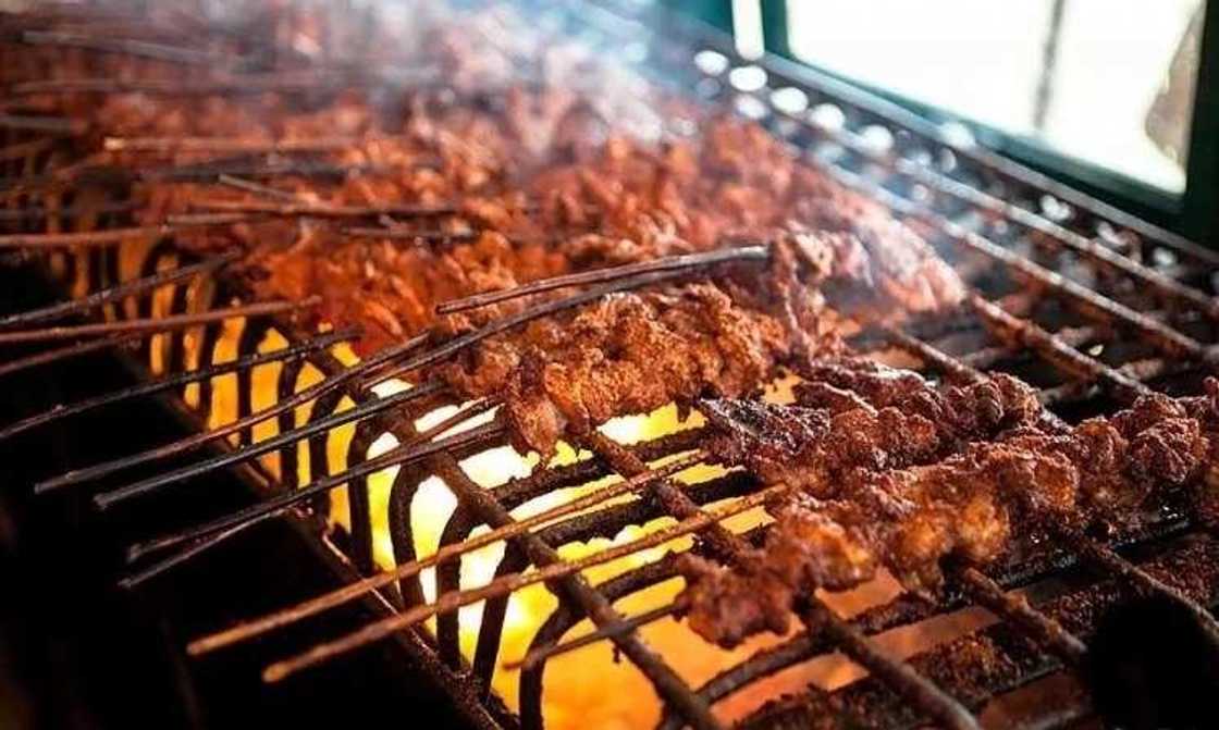 Karin matsayi: Hotunan wani Bahaushe da ya bude wurin saida suya a birnin Landan Karin matsayi: Hotunan wani Bahaushe da ya bude wurin saida suya a birnin Landan