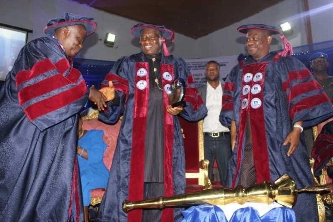 Wata Jami’a ta ba tsohon Shugaban kasa Jonathan lambar yabo a gida Wata Jami’a ta ba tsohon Shugaban kasa Jonathan lambar yabo a gida