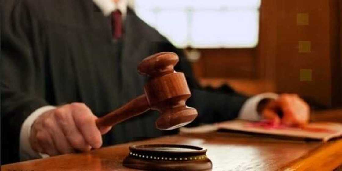 Labarin mahaifi da dansa masu kwanciya da diyarsa Labarin mahaifi da dansa masu kwanciya da diyarsa