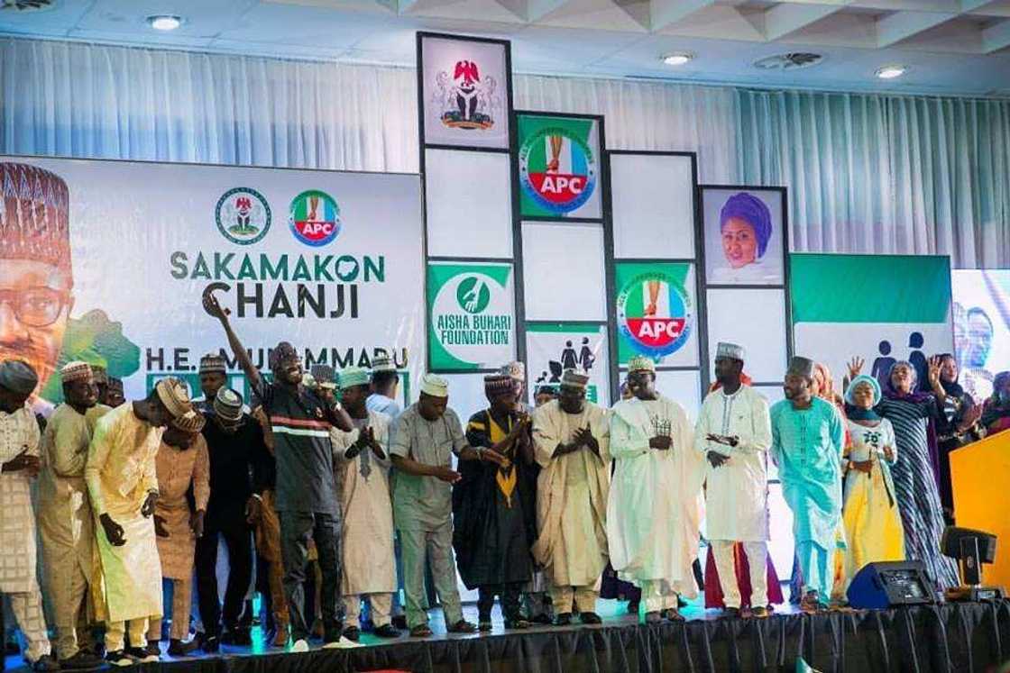 Sakamakon canji: Aisha Buhari ta karrama mawaka da jaruman Kannywood a fadar shugaban kasa Sakamakon canji: Aisha Buhari ta karrama mawaka da jaruman Kannywood a fadar shugaban kasa