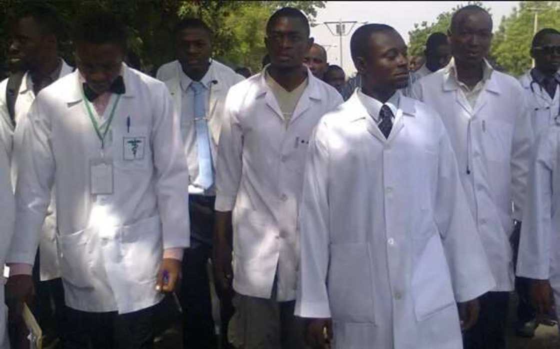 likitocin Najeriya 38,000 suna aiki kasashen waje likitocin Najeriya 38,000 suna aiki kasashen waje