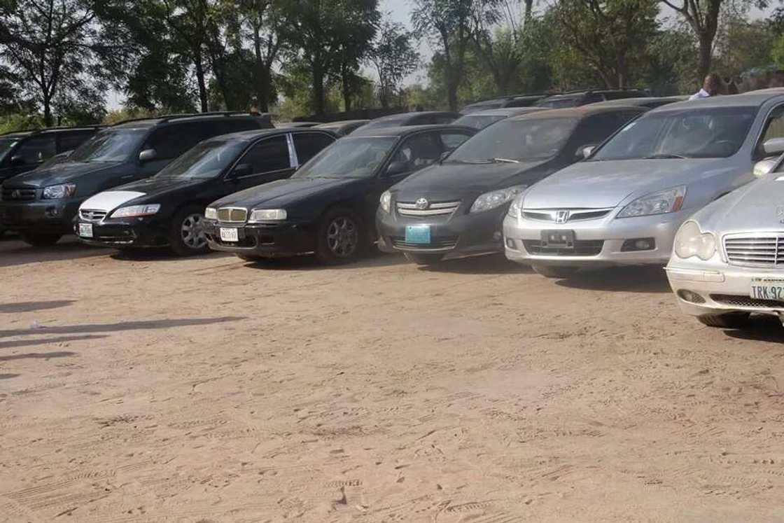 Dubi hotunan gungun 'yan fashi 48 da aka kama tare da makamai a jihar Neja Dubi hotunan gungun 'yan fashi 48 da aka kama tare da makamai a jihar Neja