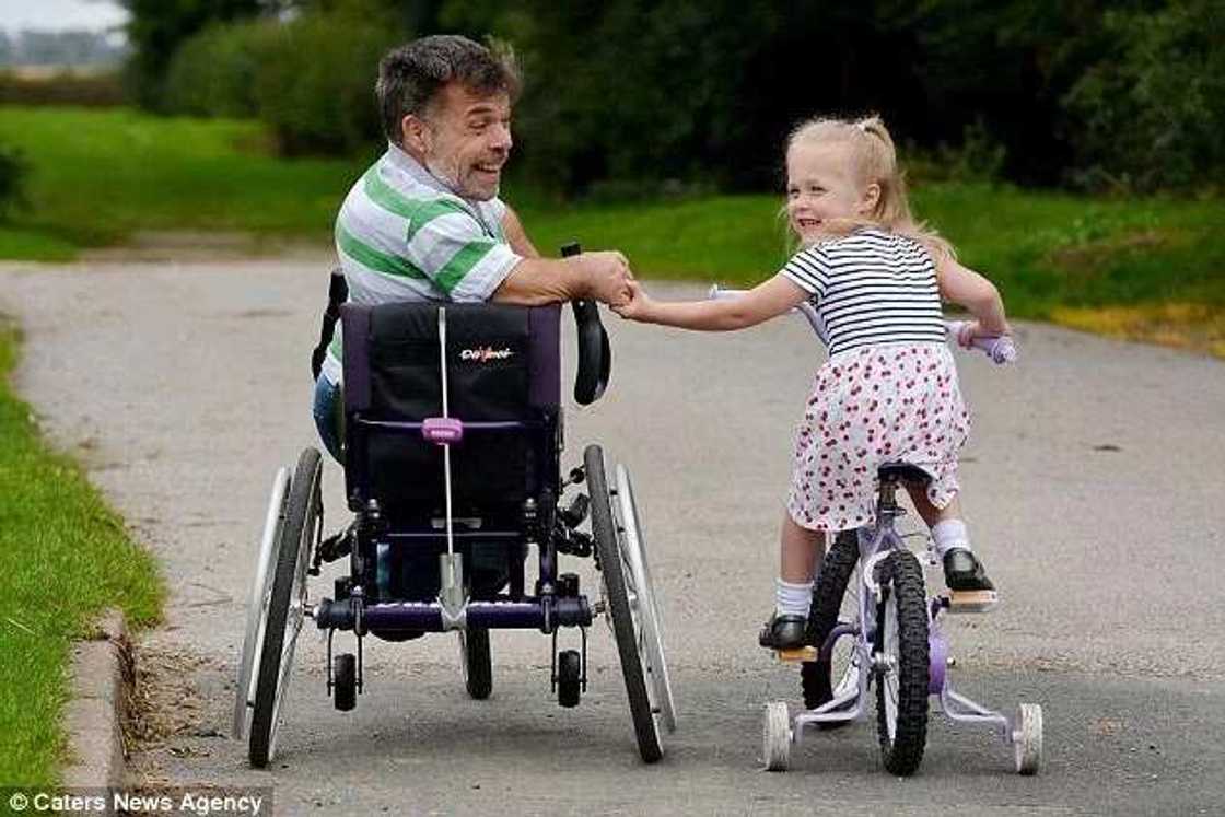 Dwarf Father Shares Special Bond With His 4-Yr-Old Daughter Dwarf Father Shares Special Bond With His 4-Yr-Old Daughter