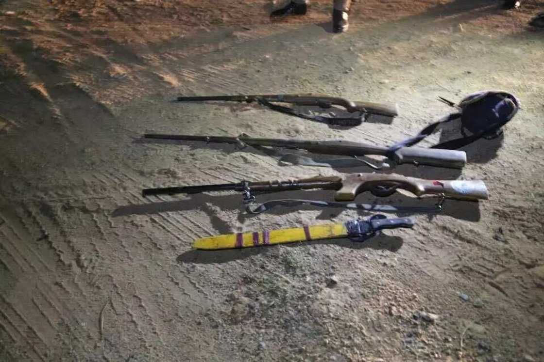 Gaba da gaban ta: ‘Yan fashin da suka tare hanyar Buratai a Adamawa sun ji maza, kalli hotunan su Gaba da gaban ta: ‘Yan fashin da suka tare hanyar Buratai a Adamawa sun ji maza, kalli hotunan su