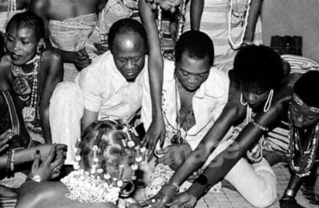 Tuna baya: Hotuna daga bikin fitaccen mayaki Fela lokacin da auri 27 lokaci daya Tuna baya: Hotuna daga bikin fitaccen mayaki Fela lokacin da auri 27 lokaci daya