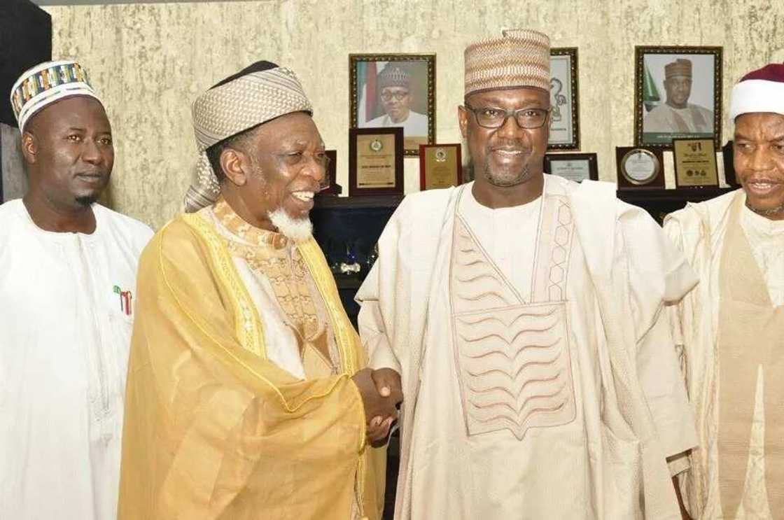 Kungiyar Izala ta ziyarci ofishin gwamna Bello, ta jinjina masa a kan wani namijin kokari Kungiyar Izala ta ziyarci ofishin gwamna Bello, ta jinjina masa a kan wani namijin kokari