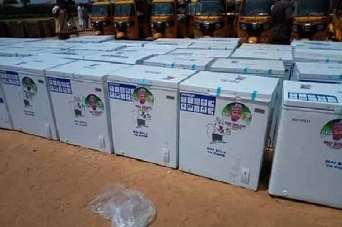 Wani dan majalisa ya raba kaya na kimanin milyan 150 ga al'ummar mazabarsa (Hotuna) Wani dan majalisa ya raba kaya na kimanin milyan 150 ga al'ummar mazabarsa (Hotuna)