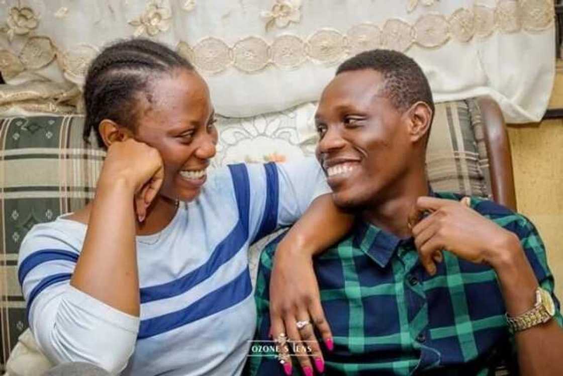 Nigerian man proposes to his girlfriend at the same spot he met her five years ago Nigerian man proposes to his girlfriend at the same spot he met her five years ago