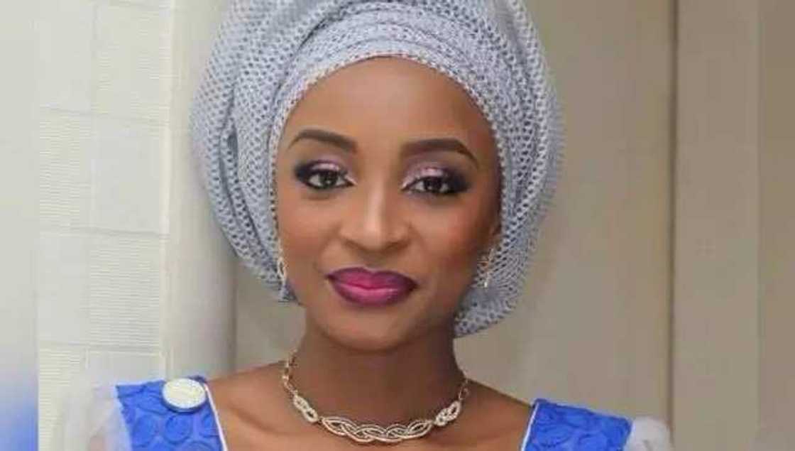 Yadda Rahama Sadau ke yi idan zata ci tuwon Shinkafa da miyan kuka Yadda Rahama Sadau ke yi idan zata ci tuwon Shinkafa da miyan kuka