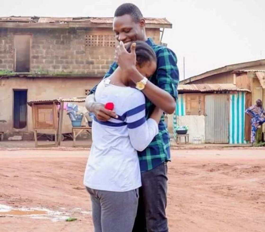Nigerian man proposes to his girlfriend at the same spot he met her five years ago Nigerian man proposes to his girlfriend at the same spot he met her five years ago