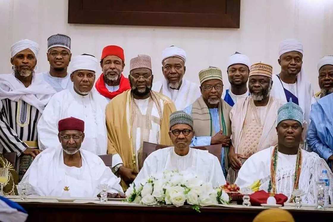 Hotuna: Shugaba Buhari ya sha ruwa da manyan Malamai da sarakuna Hotuna: Shugaba Buhari ya sha ruwa da manyan Malamai da sarakuna