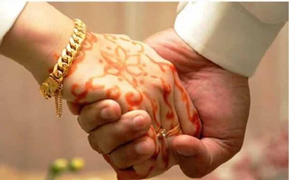 Wani saurayi ya yi karar bazawara da mahaifinta bayan sun ci kudinsa sun hana shi aurenta Wani saurayi ya yi karar bazawara da mahaifinta bayan sun ci kudinsa sun hana shi aurenta