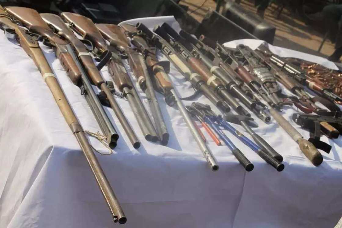 Dubi hotunan gungun 'yan fashi 48 da aka kama tare da makamai a jihar Neja Dubi hotunan gungun 'yan fashi 48 da aka kama tare da makamai a jihar Neja