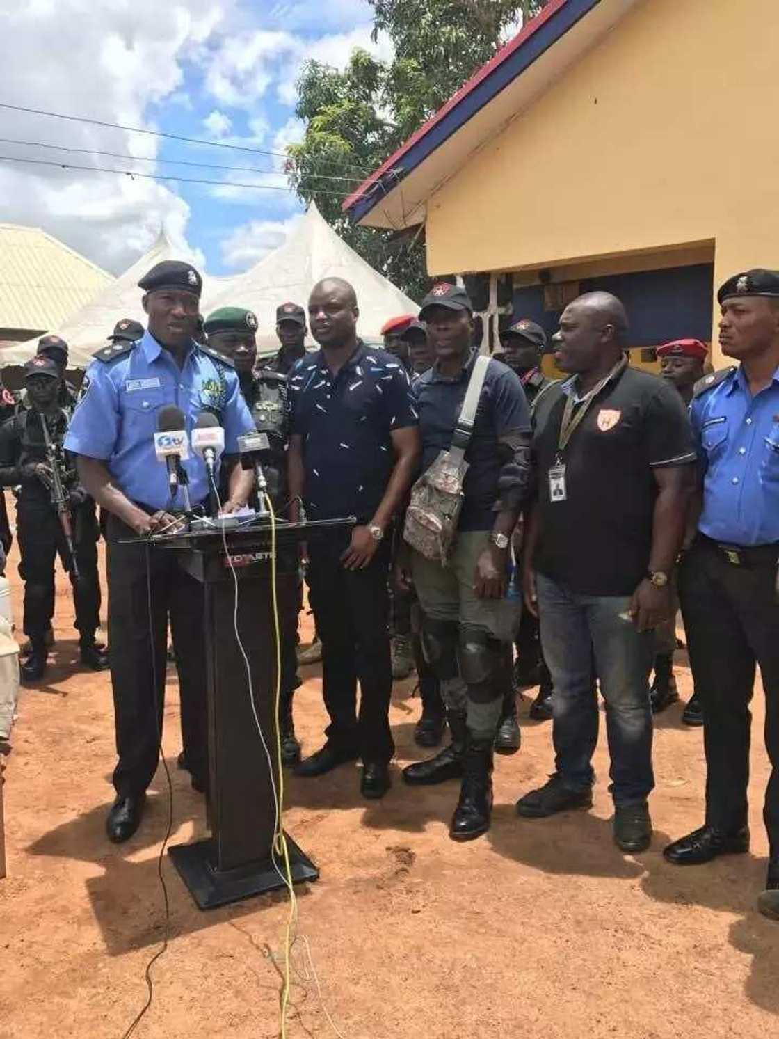 Police arrest kidnappers operating on Abuja-Kaduna expressway, confiscate various weapons Police arrest kidnappers operating on Abuja-Kaduna expressway, confiscate various weapons