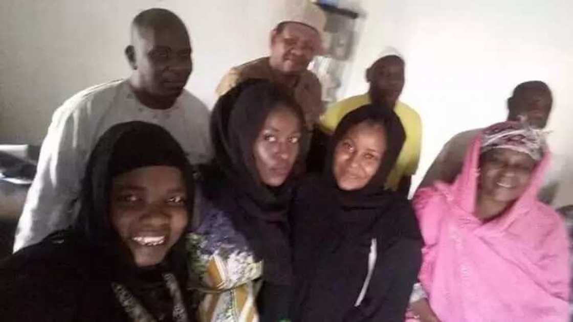 An sulhunta rikicin dake tsakanin Nafisa Abdullahi da Hadiza Gabon (Hotuna) An sulhunta rikicin dake tsakanin Nafisa Abdullahi da Hadiza Gabon (Hotuna)