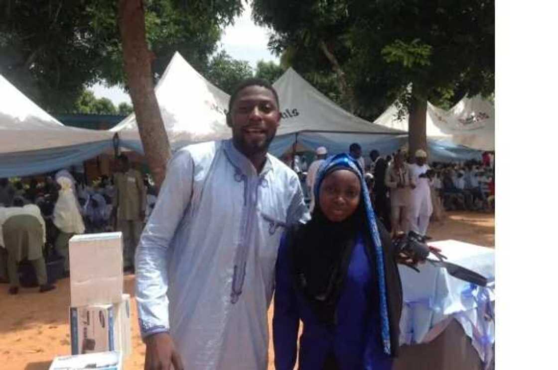 Lady celebrates best student in Kano who has 9 distinctions and 323 score in JAMB (photo) Lady celebrates best student in Kano who has 9 distinctions and 323 score in JAMB (photo)