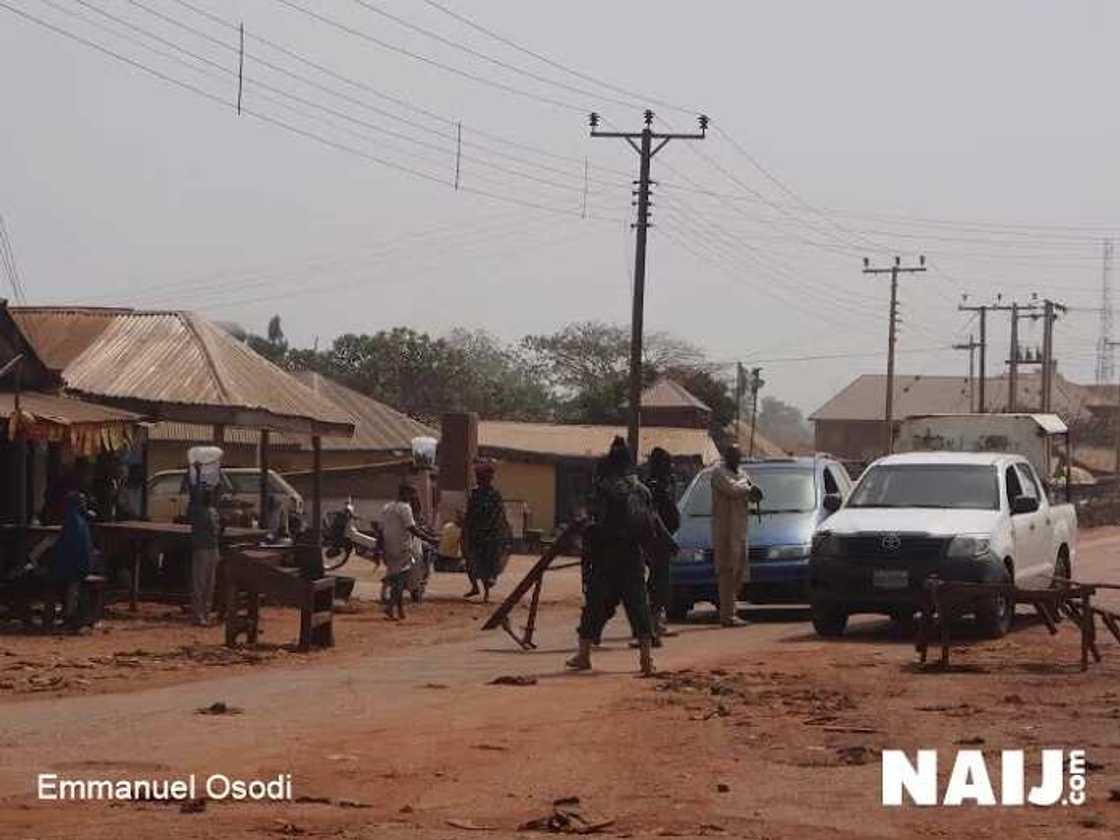 Sojoji sun lakaɗa wa basarake dukan kawo wuka tare da iyalansa Sojoji sun lakaɗa wa basarake dukan kawo wuka tare da iyalansa