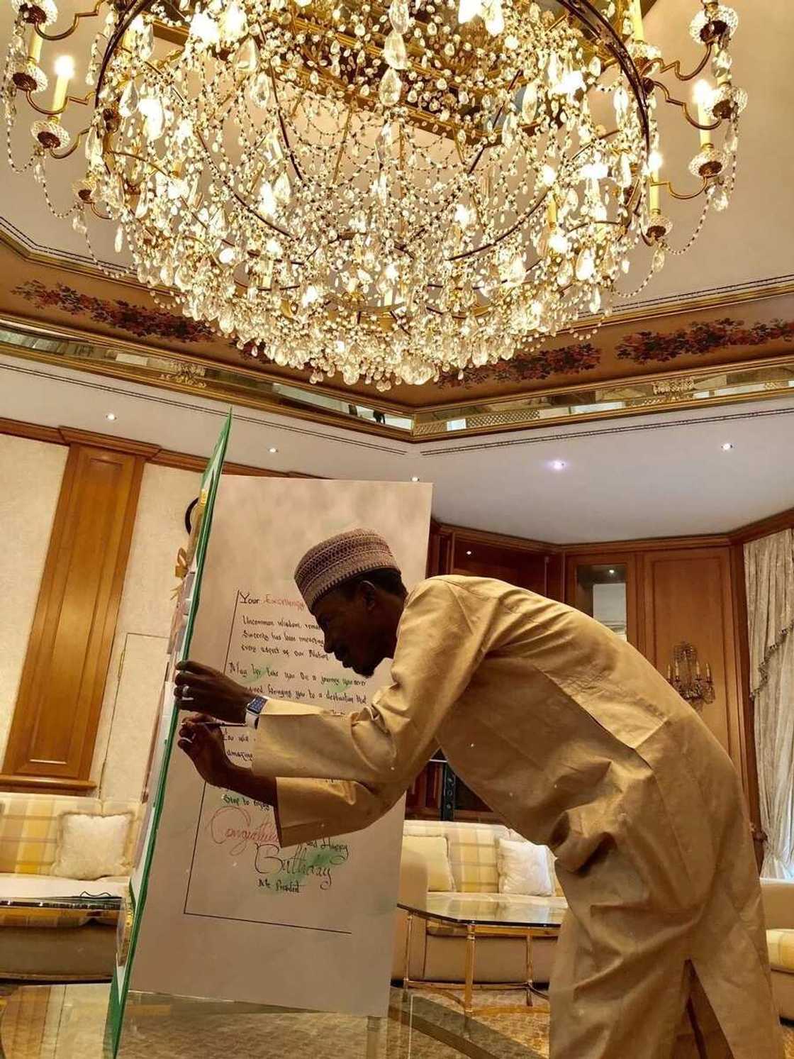 Dubi yadda Buhari ya yi murnar zagayowar ranar haihuwar sa bayan yaki amincewa a yi masa fareti Dubi yadda Buhari ya yi murnar zagayowar ranar haihuwar sa bayan yaki amincewa a yi masa fareti