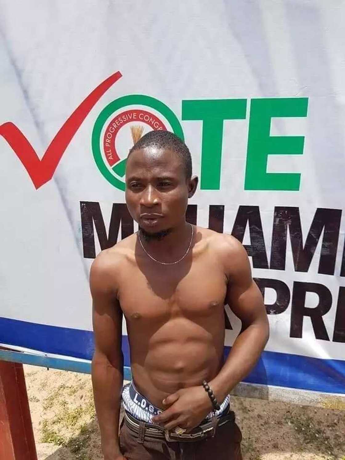 An yi ram da wani matashi yayin da yake tsaka da lalata allon takarar Buhari An yi ram da wani matashi yayin da yake tsaka da lalata allon takarar Buhari