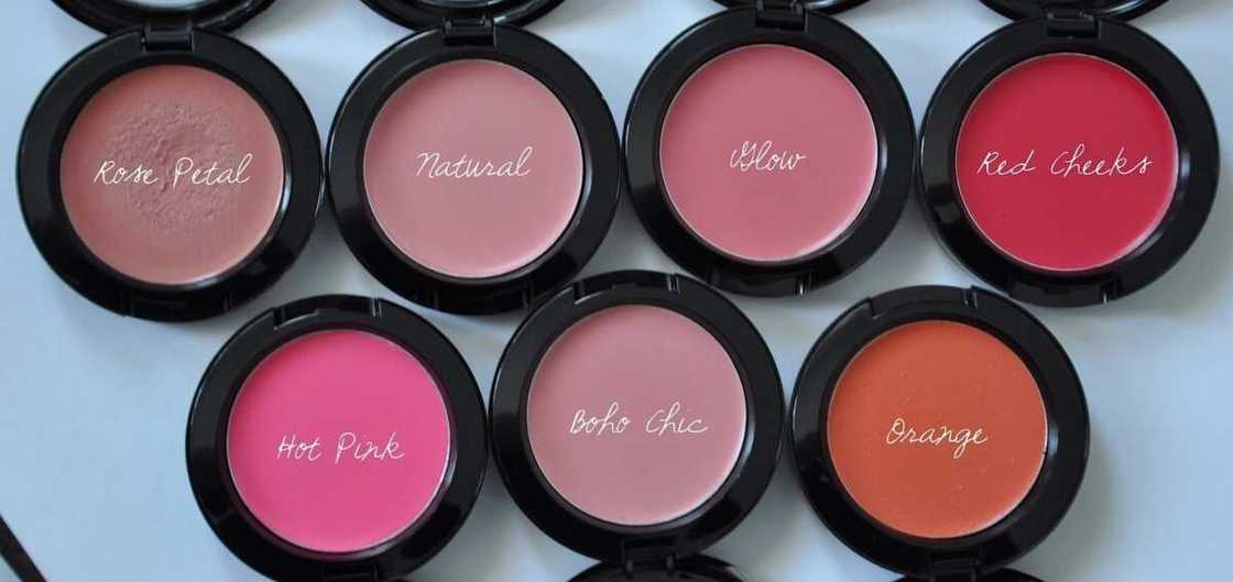 Hint for choosing the right shade of blush Hint for choosing the right shade of blush