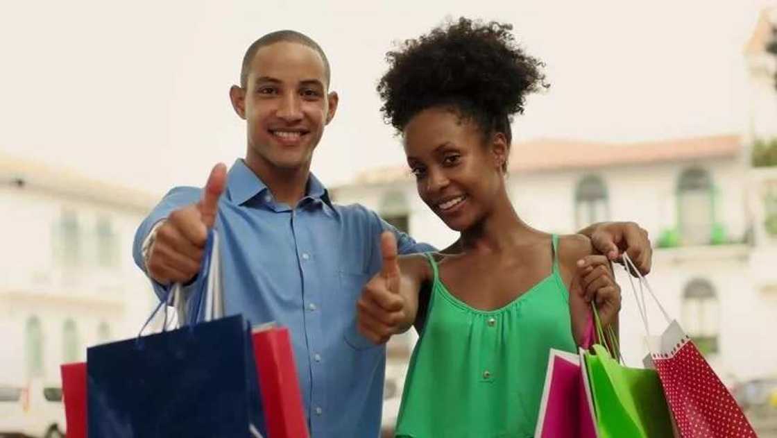 People shopping People shopping