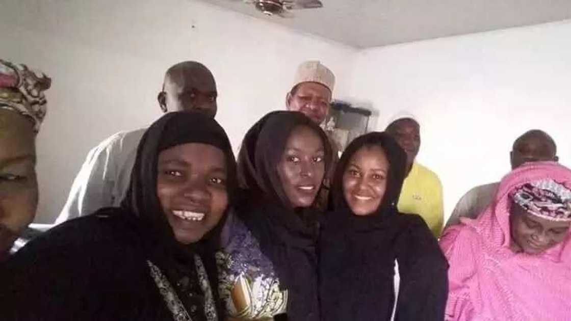 An sulhunta rikicin dake tsakanin Nafisa Abdullahi da Hadiza Gabon (Hotuna) An sulhunta rikicin dake tsakanin Nafisa Abdullahi da Hadiza Gabon (Hotuna)