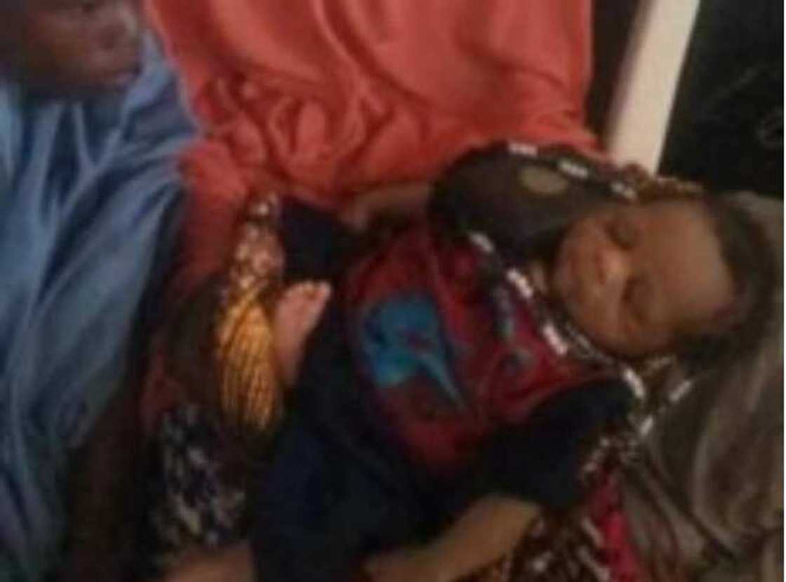 Abin al'ajabi: An haifi wani jinjiri dauke da Kurani da carbi a jihar Bauchi Abin al'ajabi: An haifi wani jinjiri dauke da Kurani da carbi a jihar Bauchi