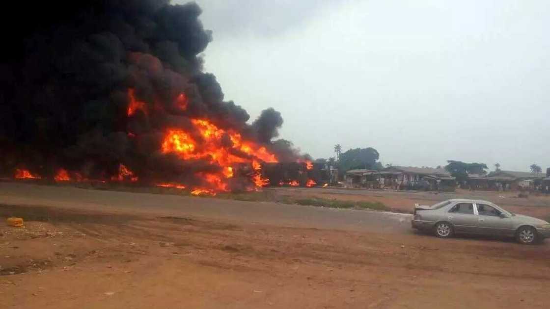 3 persons lose their lives as petrol tanker explodes on Lagos-Ibadan Expressway 3 persons lose their lives as petrol tanker explodes on Lagos-Ibadan Expressway