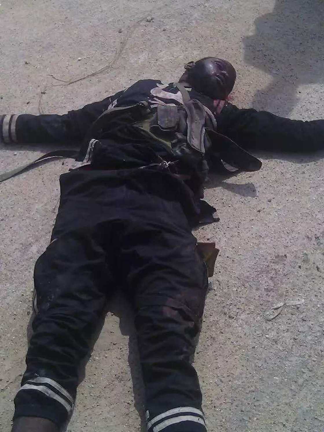 Sojoji sun hallaka wani kwamandan Boko Haram (Hotuna) Sojoji sun hallaka wani kwamandan Boko Haram (Hotuna)