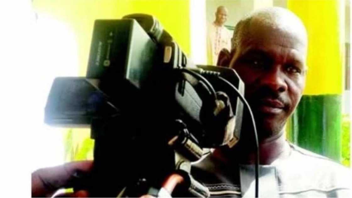 Fraudster in Sokoto arrested for parading self as police officer, extorting money from villagers (photo) Fraudster in Sokoto arrested for parading self as police officer, extorting money from villagers (photo)