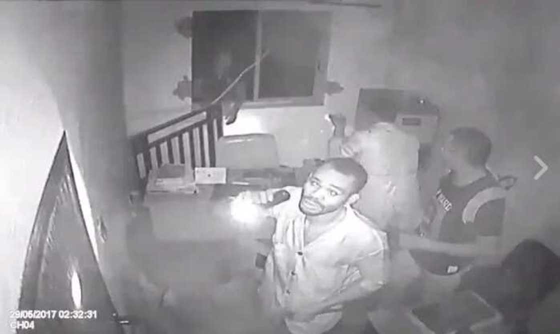 Robbers raid shop in abuja Robbers raid shop in abuja