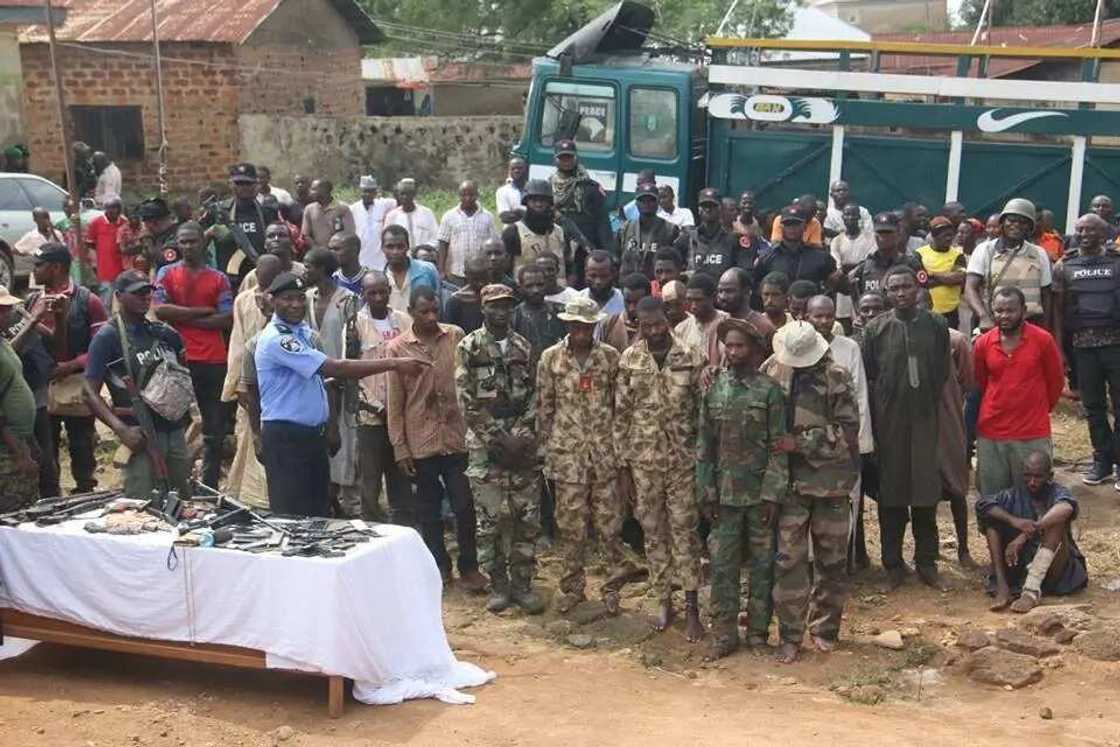 Labari Cikin Hotuna: Jami'an 'Yan sanda sun cafke masu garkuwa da mutane da 'yan fashi da makami Labari Cikin Hotuna: Jami'an 'Yan sanda sun cafke masu garkuwa da mutane da 'yan fashi da makami