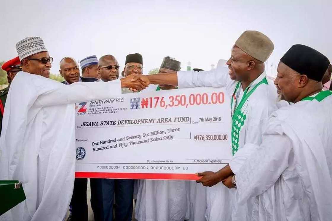 Ayyukan da shugaba Buhari ya kaddamar a ziyarar day a kai Jihar Jigawa (hotuna) Ayyukan da shugaba Buhari ya kaddamar a ziyarar day a kai Jihar Jigawa (hotuna)