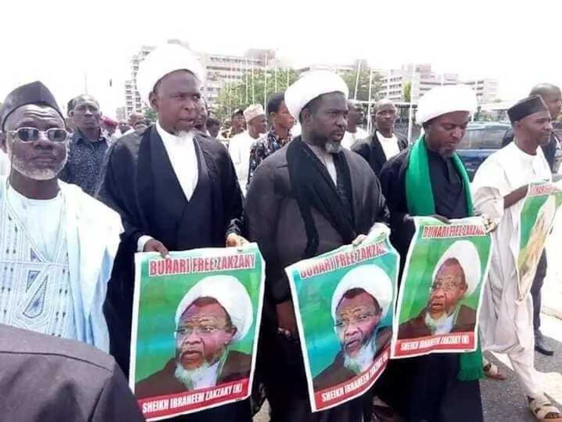 'Yan Shi'a sun nemi ganin Buhari akan Sheikh Zakzaky (hotuna) 'Yan Shi'a sun nemi ganin Buhari akan Sheikh Zakzaky (hotuna)