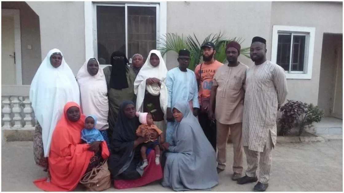 Yan uwa 2 sun Musulunta bayan yayarsu ta karbi Musulunci a jihar Imo (hotuna) Yan uwa 2 sun Musulunta bayan yayarsu ta karbi Musulunci a jihar Imo (hotuna)