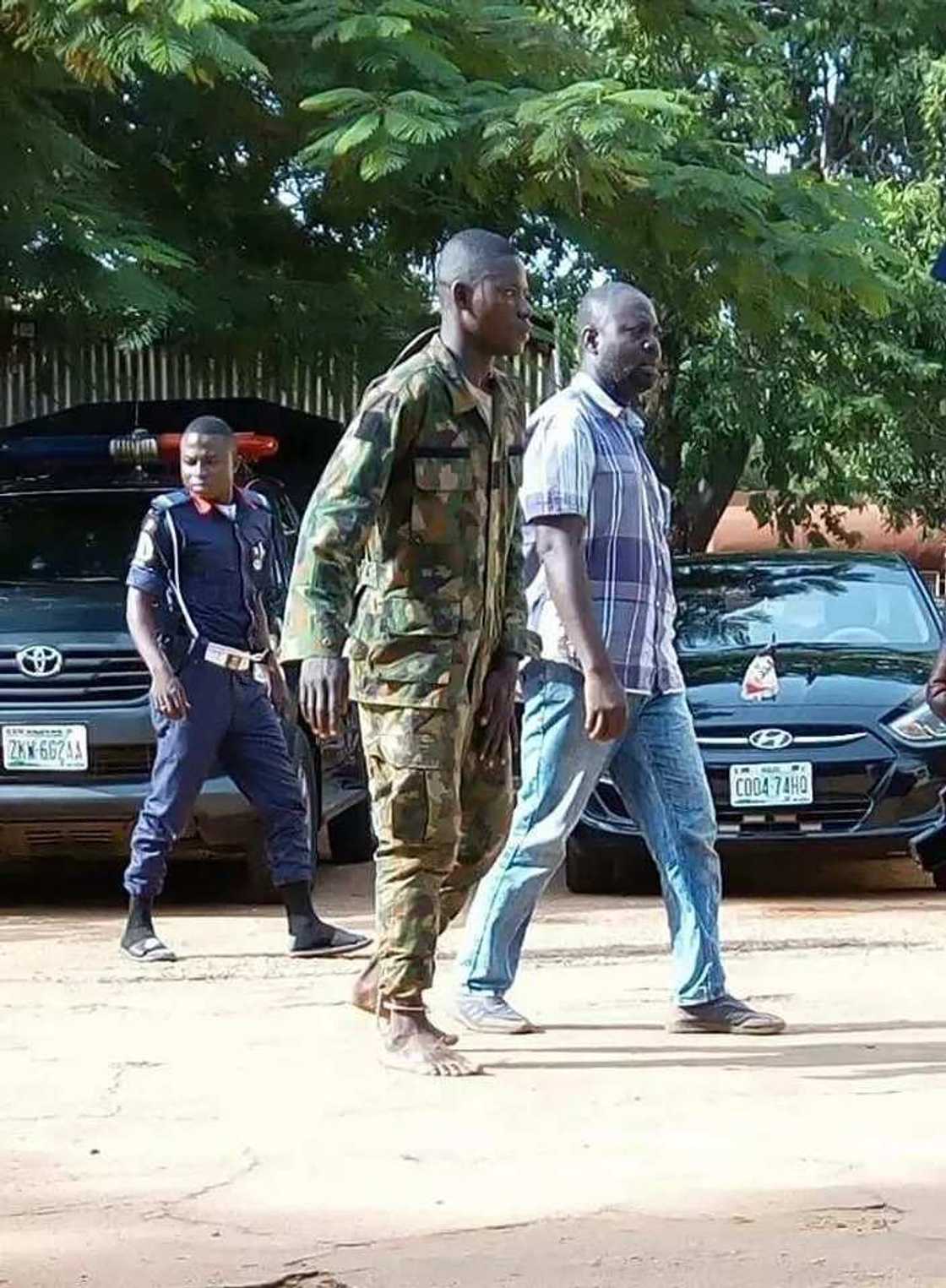 An kama wani mai gadin Coci dauke da kayan Sojoji guda 6 a Kaduna An kama wani mai gadin Coci dauke da kayan Sojoji guda 6 a Kaduna